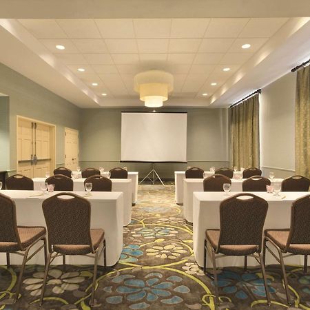 Hilton Garden Inn Устър Екстериор снимка