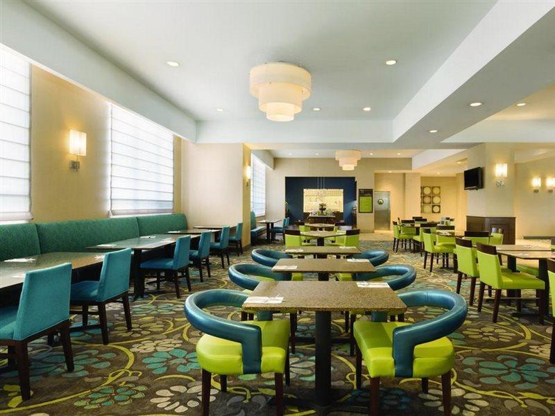 Hilton Garden Inn Устър Екстериор снимка