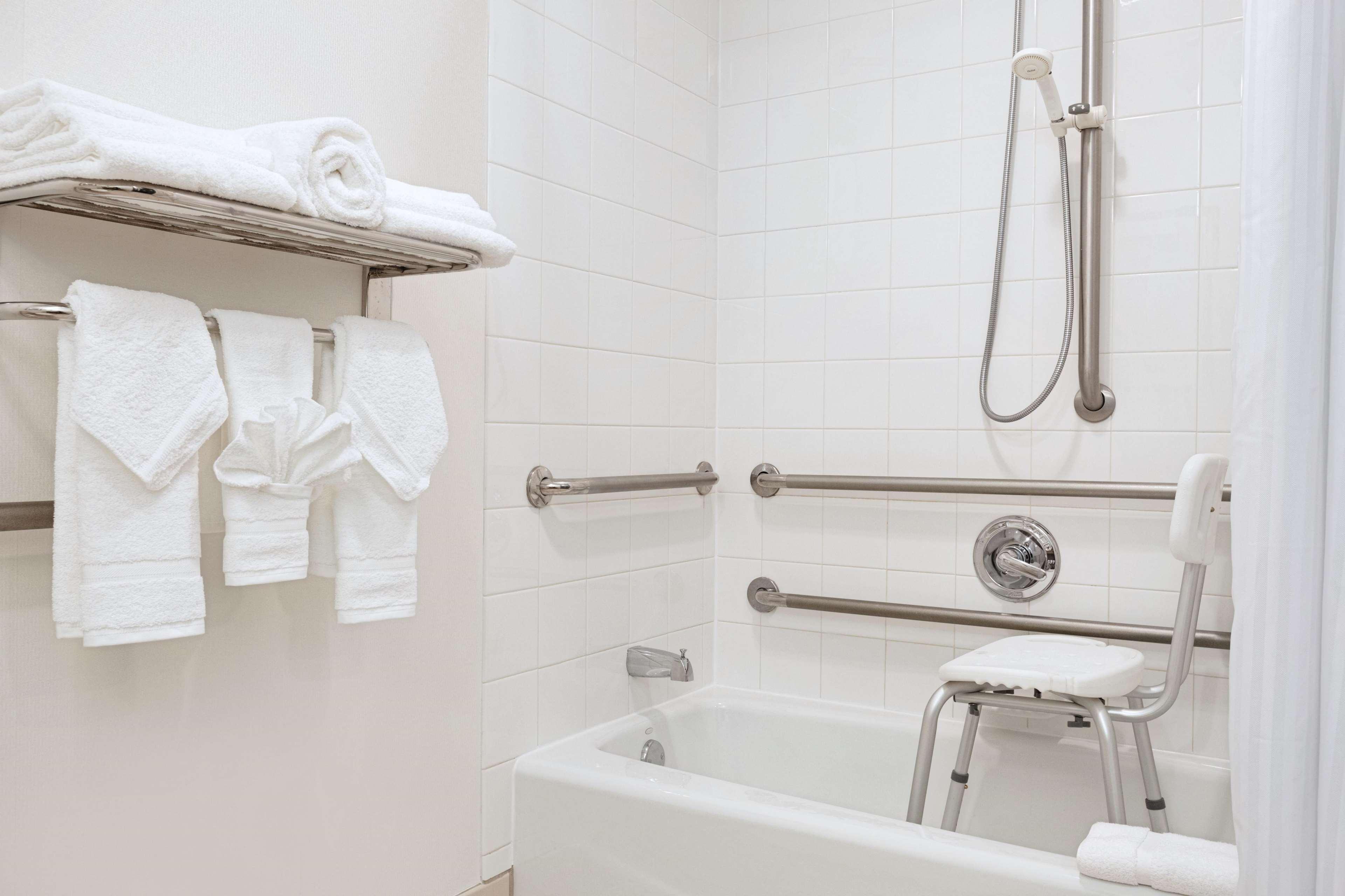 Hilton Garden Inn Устър Екстериор снимка