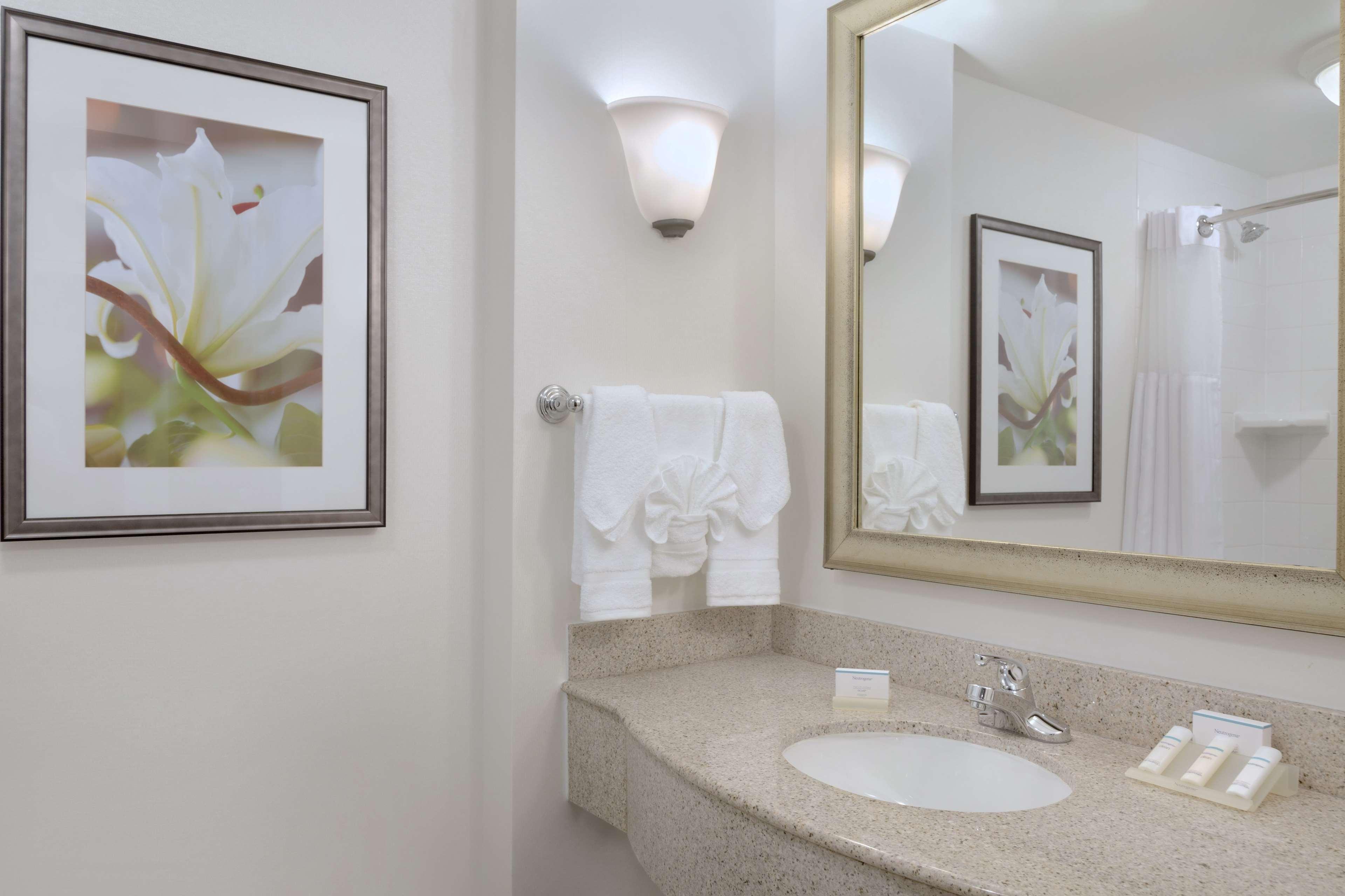 Hilton Garden Inn Устър Екстериор снимка