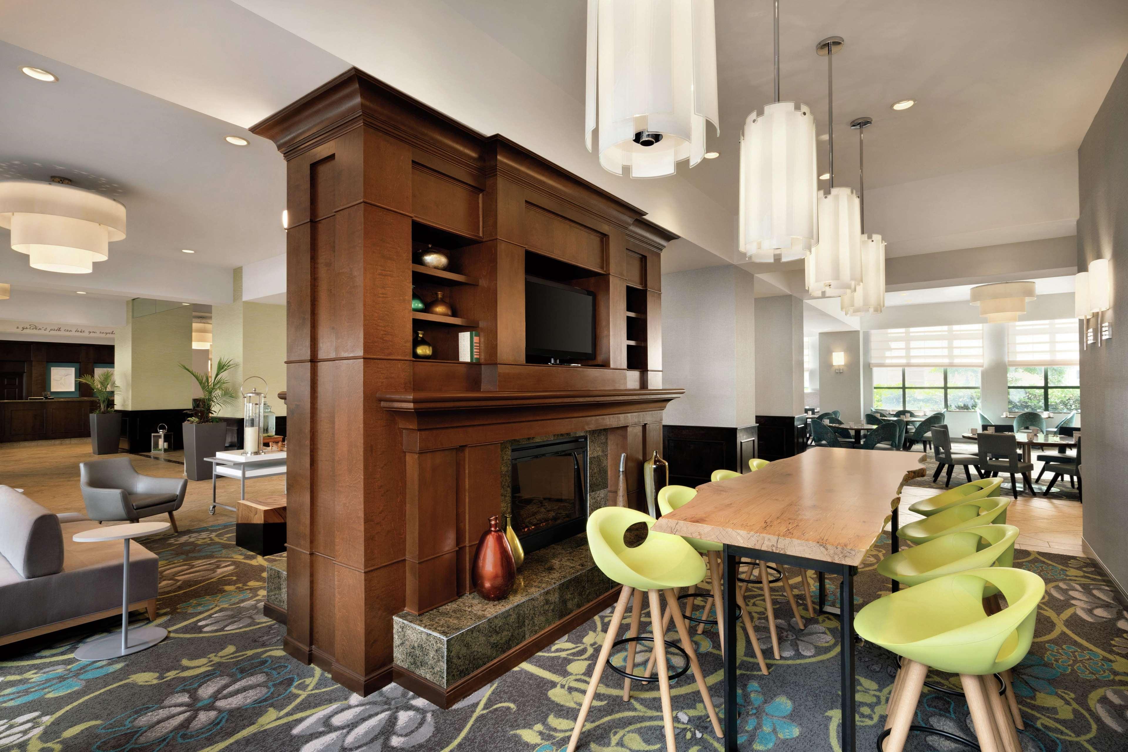Hilton Garden Inn Устър Екстериор снимка