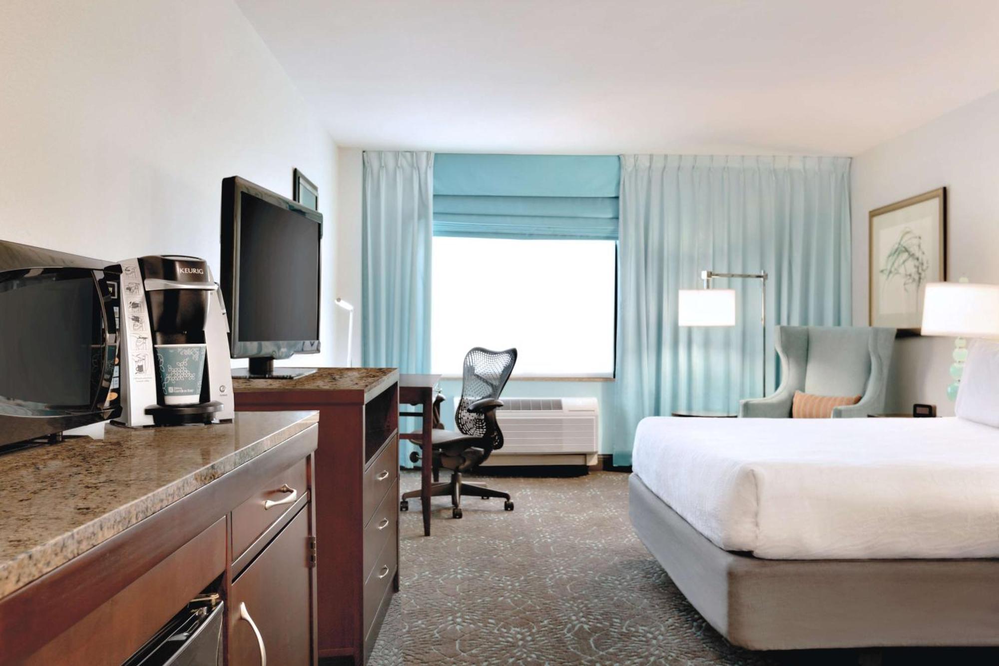 Hilton Garden Inn Устър Екстериор снимка