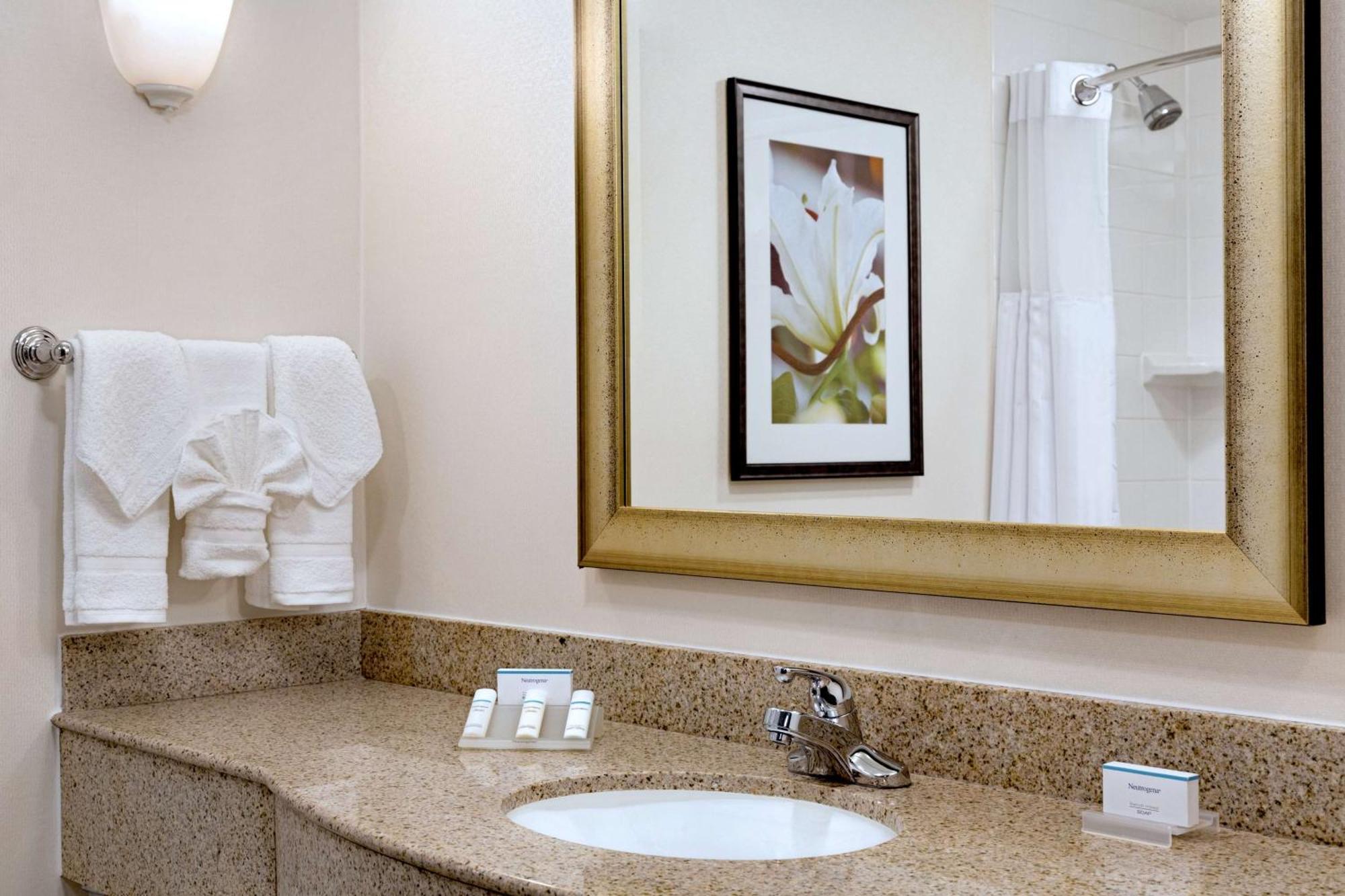 Hilton Garden Inn Устър Екстериор снимка