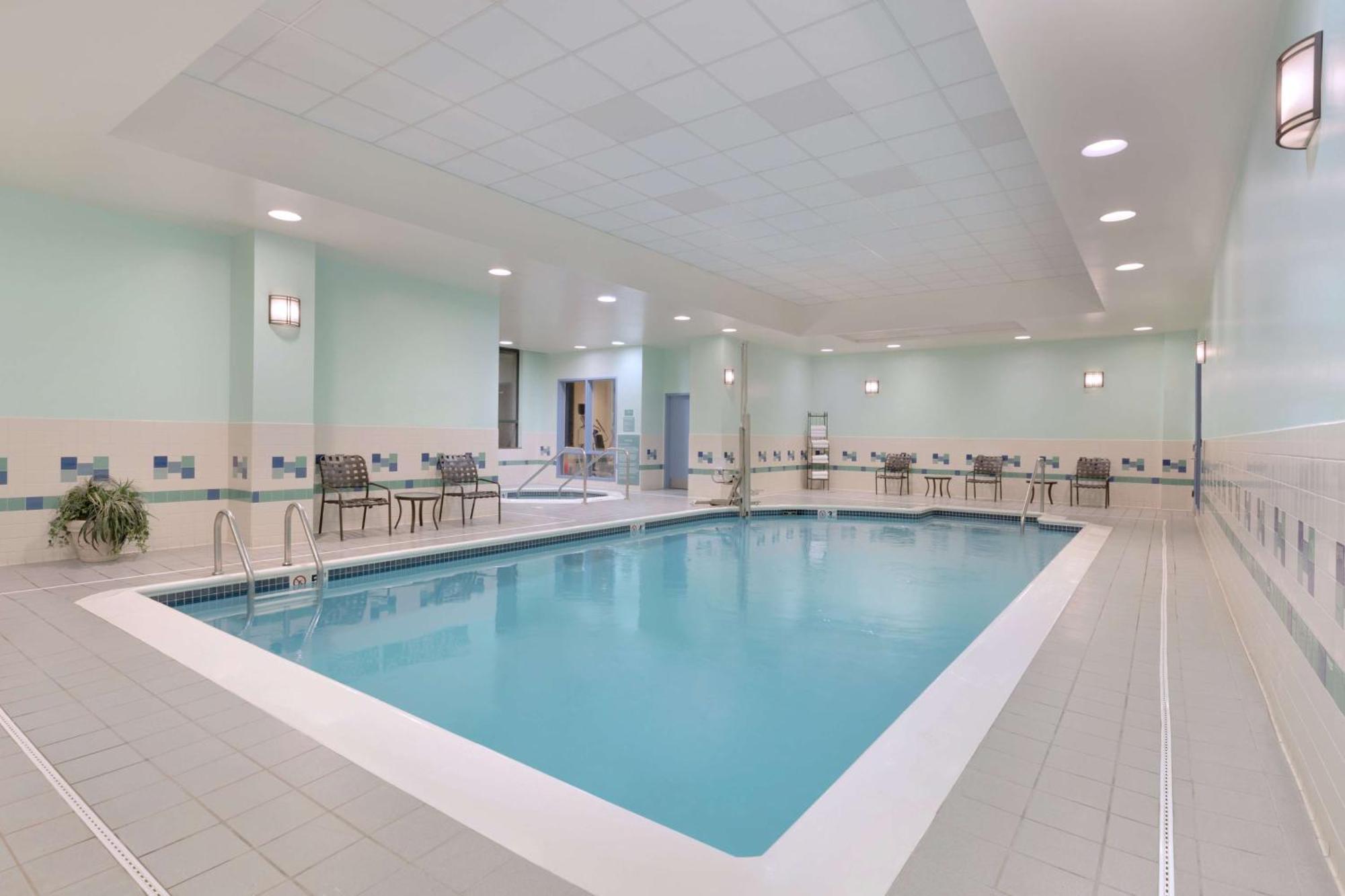 Hilton Garden Inn Устър Екстериор снимка