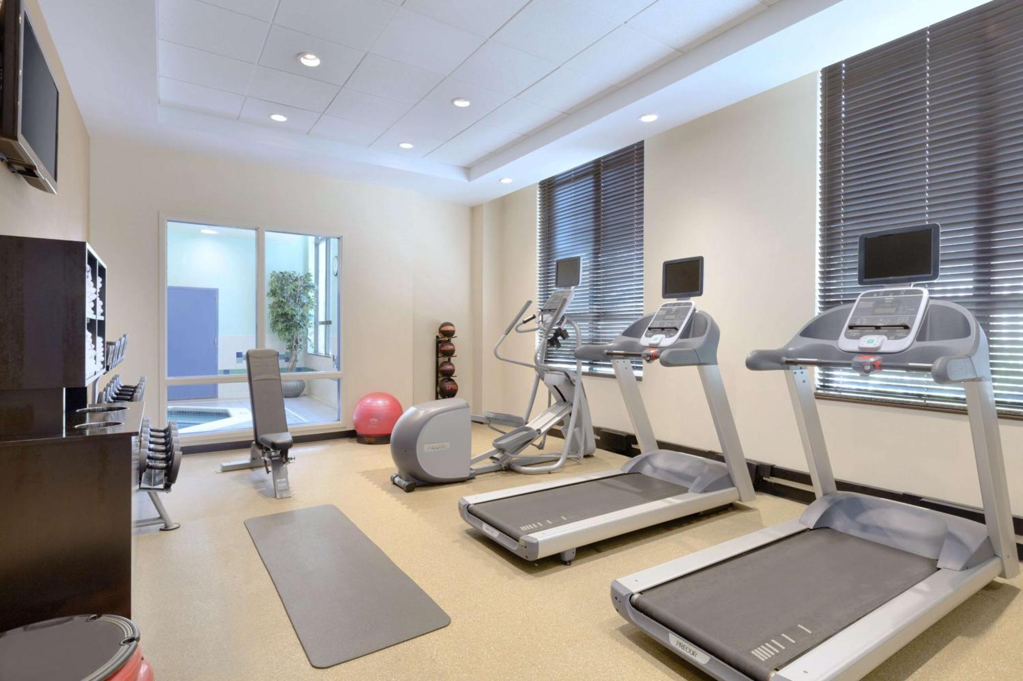 Hilton Garden Inn Устър Екстериор снимка