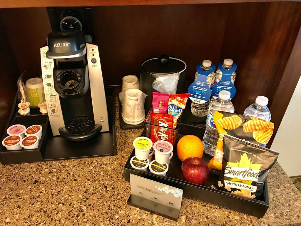 Hilton Garden Inn Устър Стая снимка
